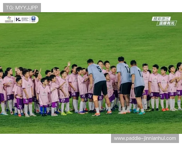 足球场上的温情瞬间：球星们背后的无声关怀与感动时刻