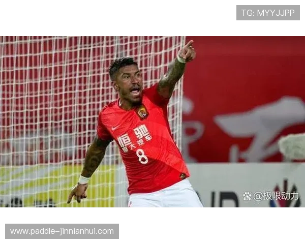 足球巨星跪地庆祝瞬间展现坚韧与荣耀的独特魅力